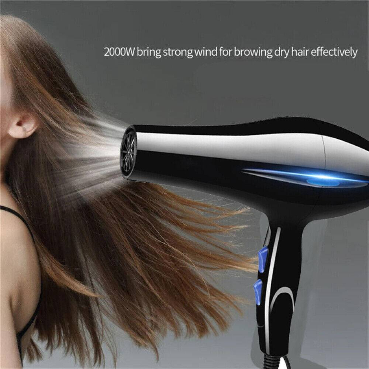 Eine Frau, die ihre Haare mit einem schwarzen Fön trocknet. Haare fließen nach rechts.