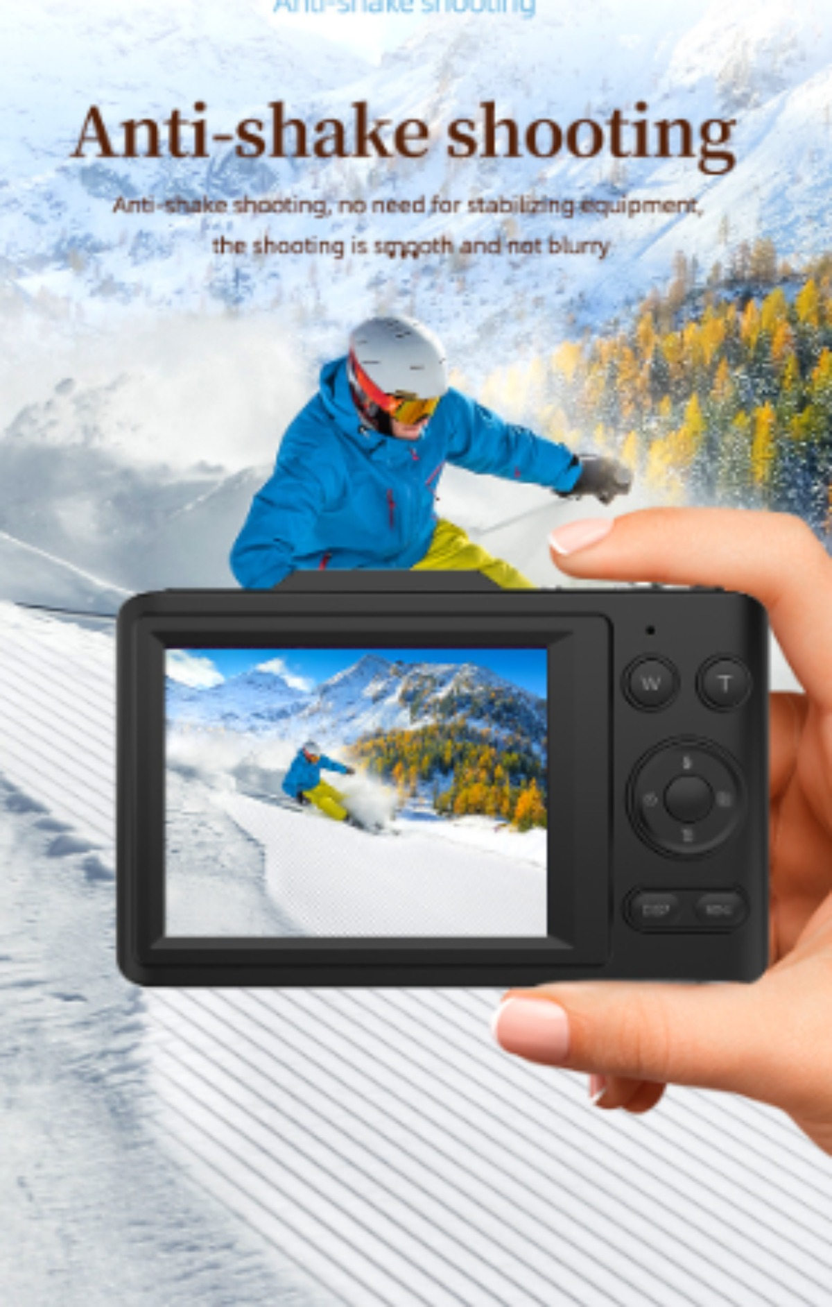 Person hält eine Kamera, die einen Skifahrer filmt. Schneebedeckter Berg im Hintergrund.