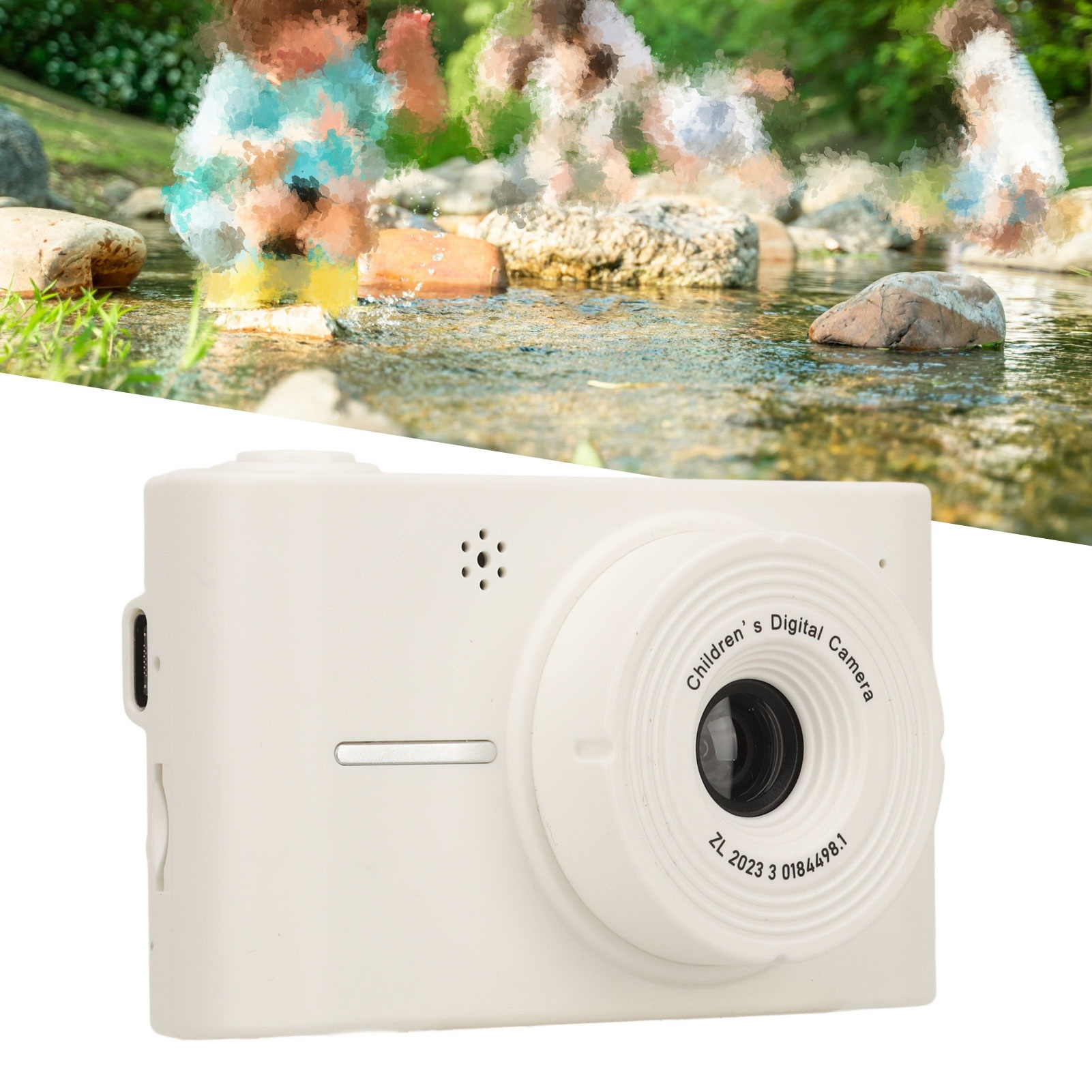 Weiße Kinder-Digitalkamera im Vordergrund. Verschwommener Hintergrund zeigt Menschen am Wasser.