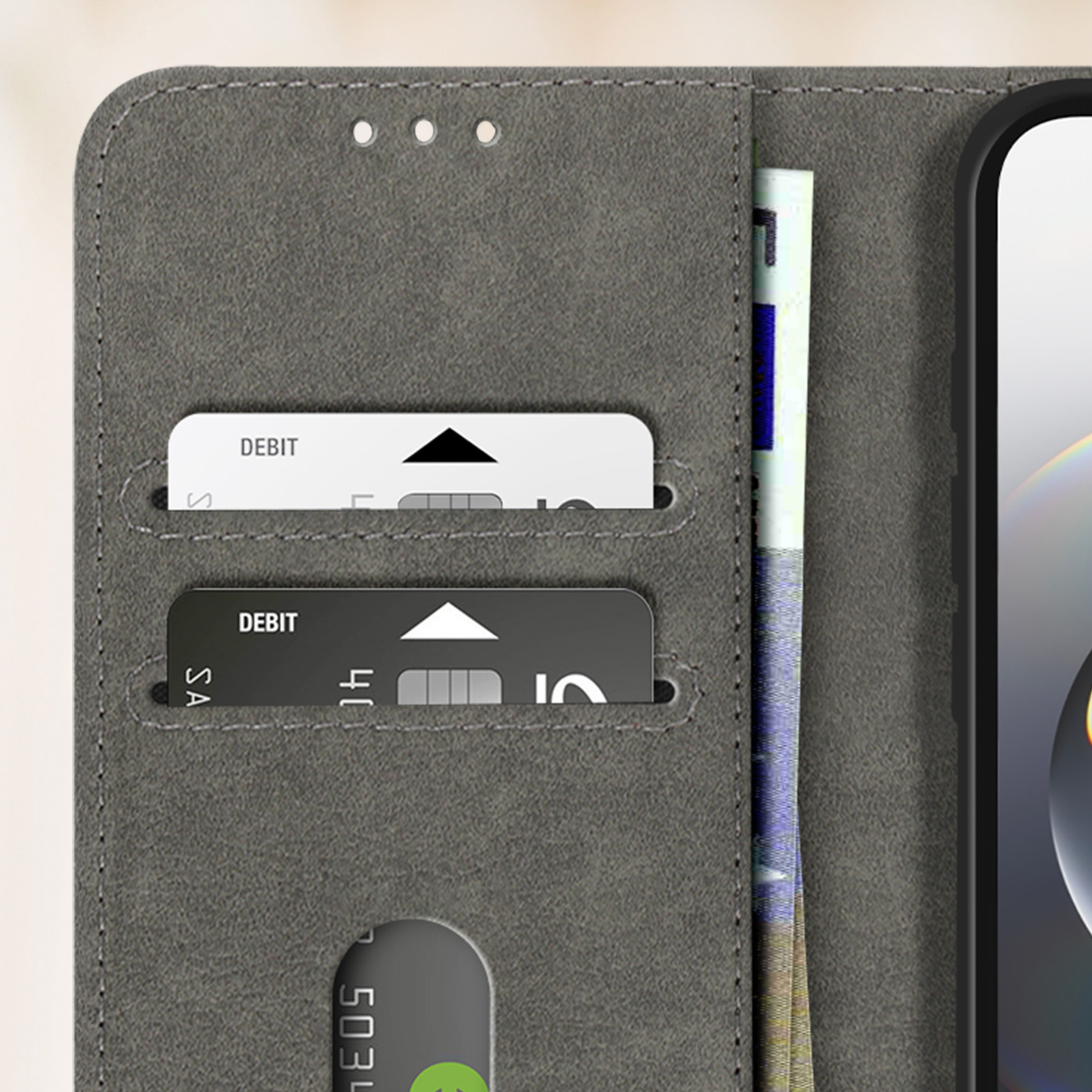 Portafoglio grigio con carte e banconota. All'interno, carte e una banconota di carta.