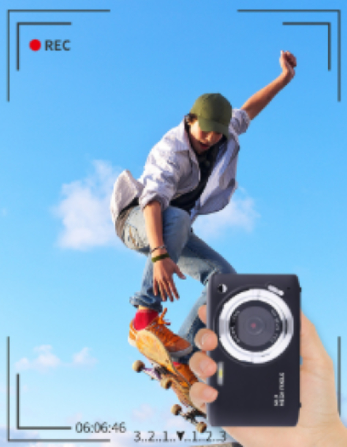 Person hält eine Kamera, die einen Skateboarder filmt. Blauer Himmel im Hintergrund.