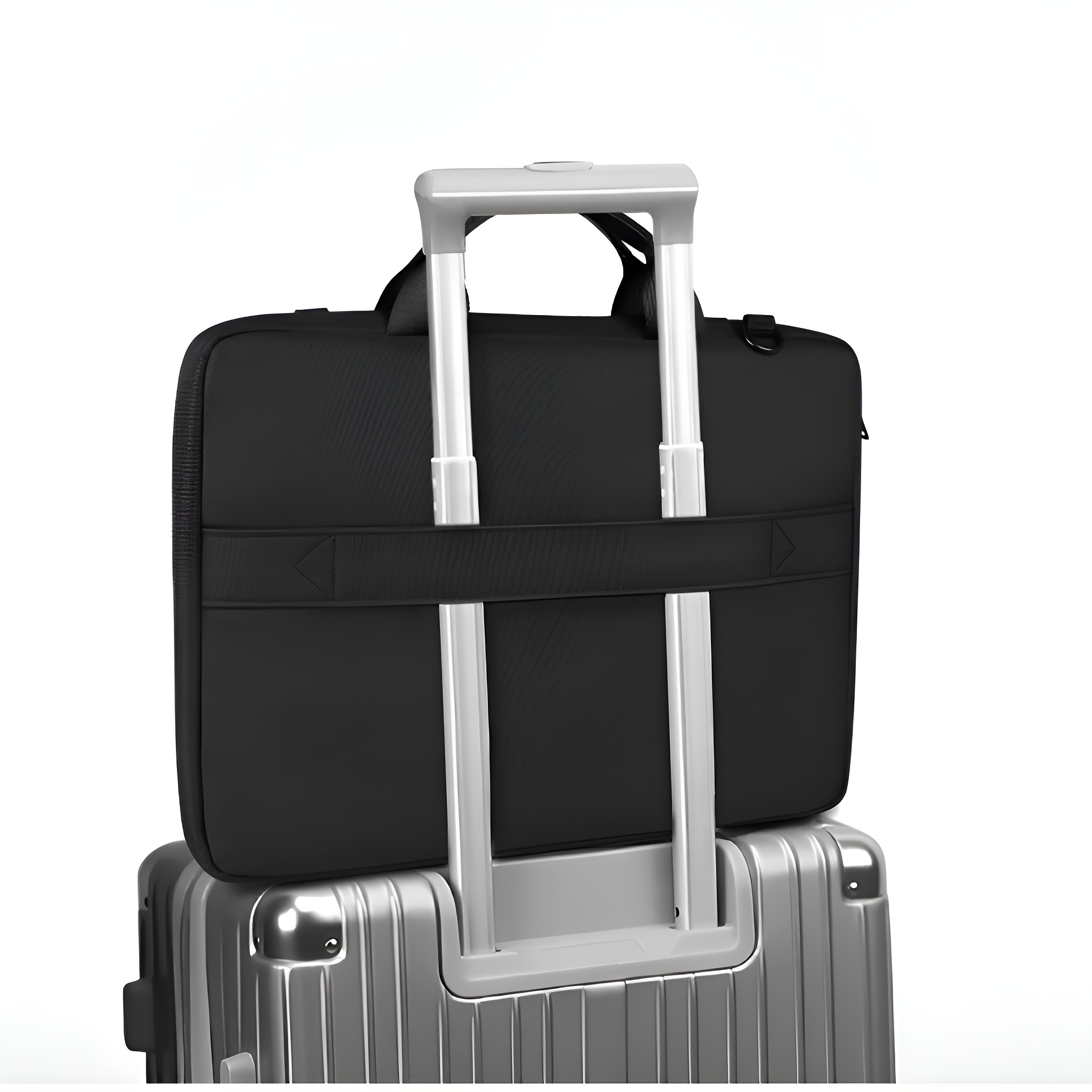 Schwarze Laptoptasche auf einem silbernen Rollkoffer. Die Tasche hat einen Griffriemen.