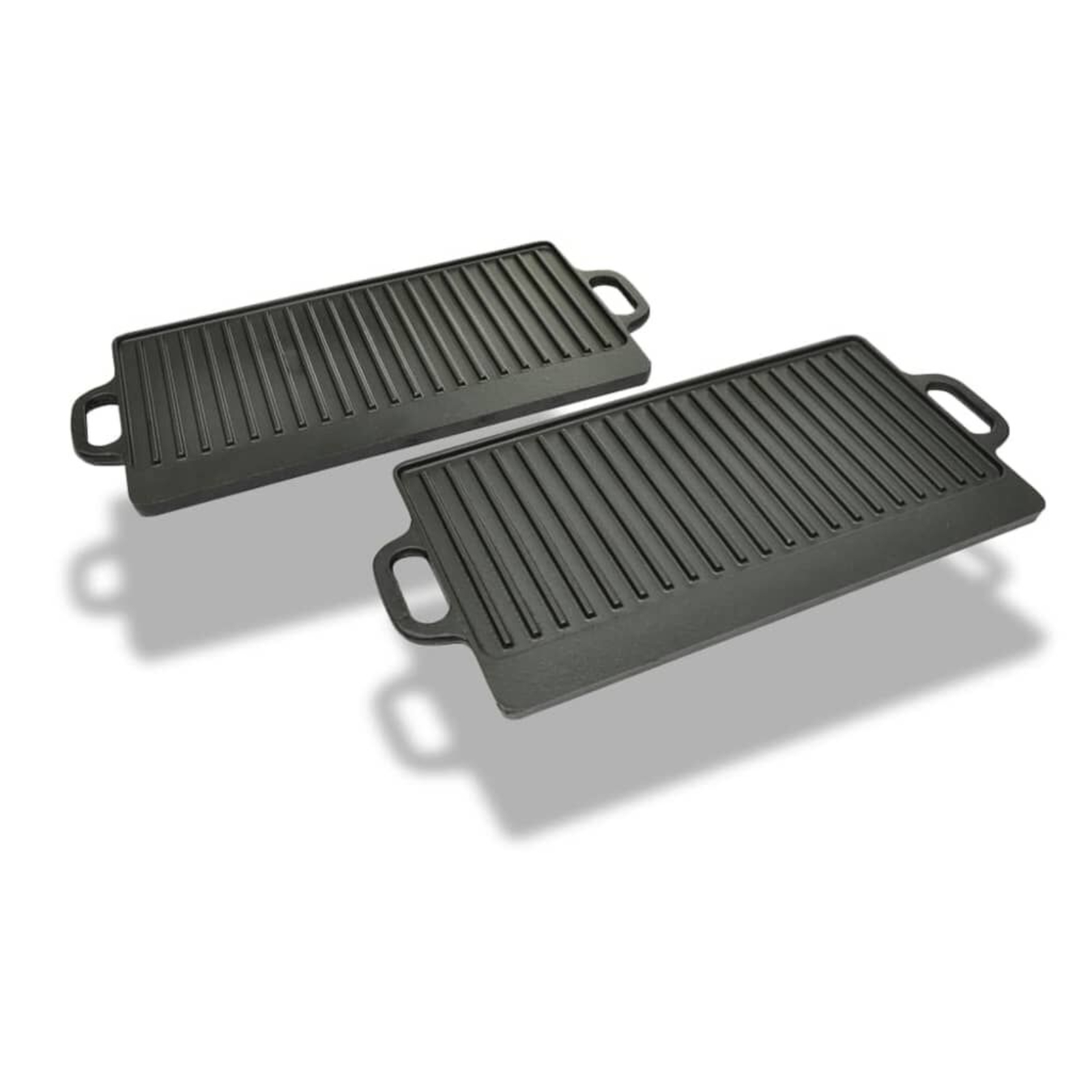 Zwei schwarze Grillplatten mit Griffen auf weißem Hintergrund, von oben fotografiert.