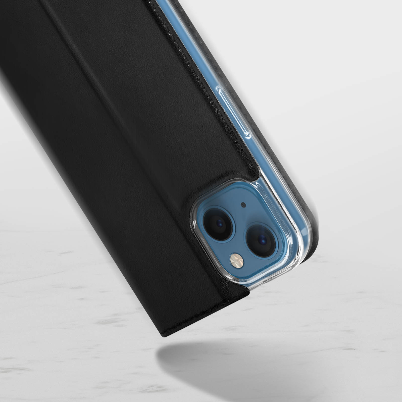 Una custodia nera per telefono con patta è angolata, mostrando la fotocamera e il display del telefono.