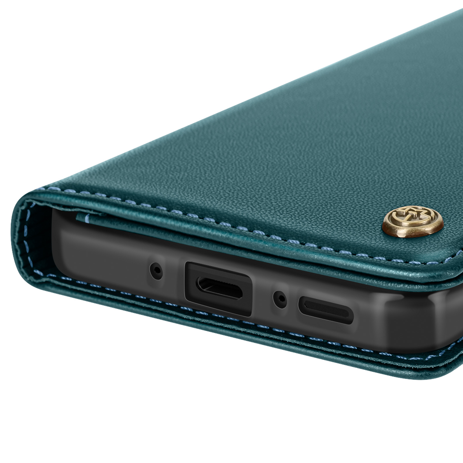 Primo piano di una custodia per telefono verde acqua. Ha un bordo scuro, cuciture e un logo dorato.