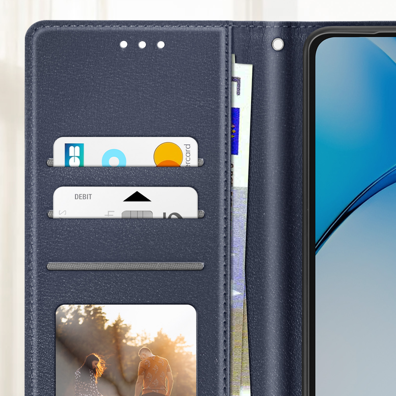 Custodia per telefono in pelle blu aperta, con carte, contanti e foto.