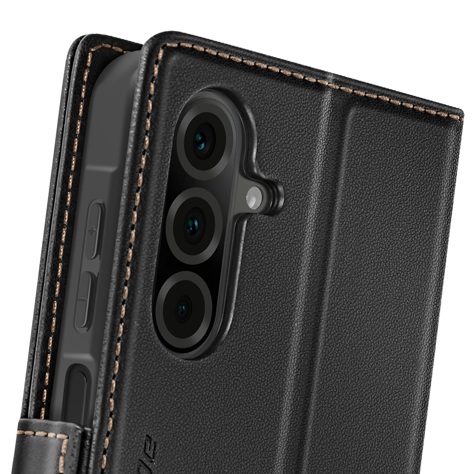 Primo piano di uno smartphone con tre lenti, in una custodia in pelle nera con cuciture.
