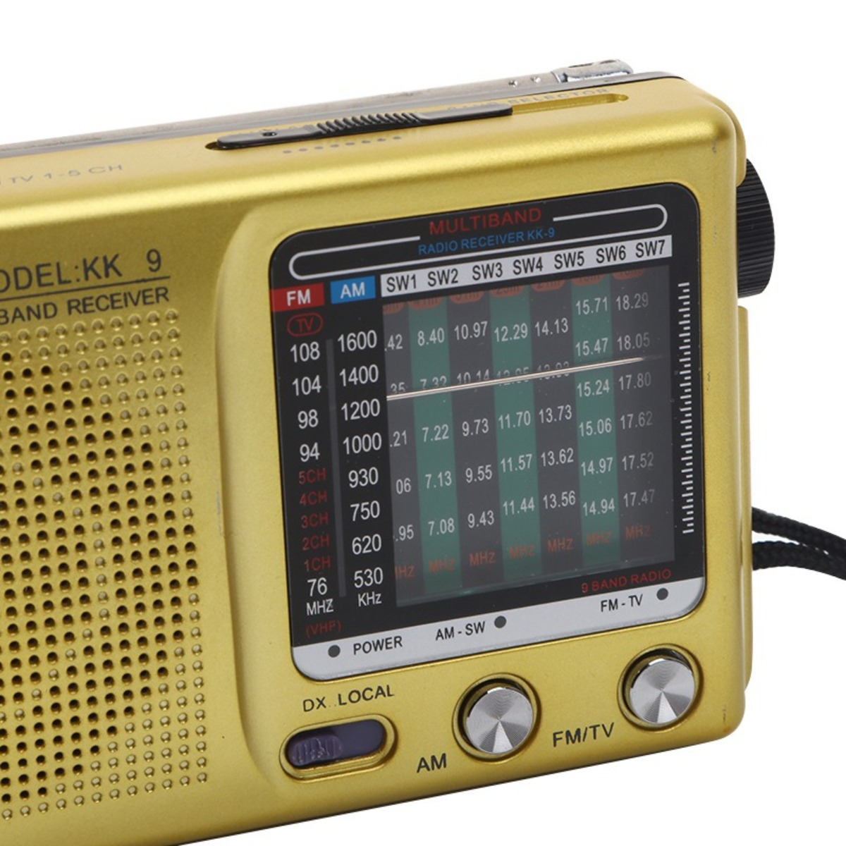 Goldener Radioempfänger mit schwarzem Display, das Frequenzen und Anzeigen anzeigt. Mehrere Tasten und ein Drehregler sind sichtbar.