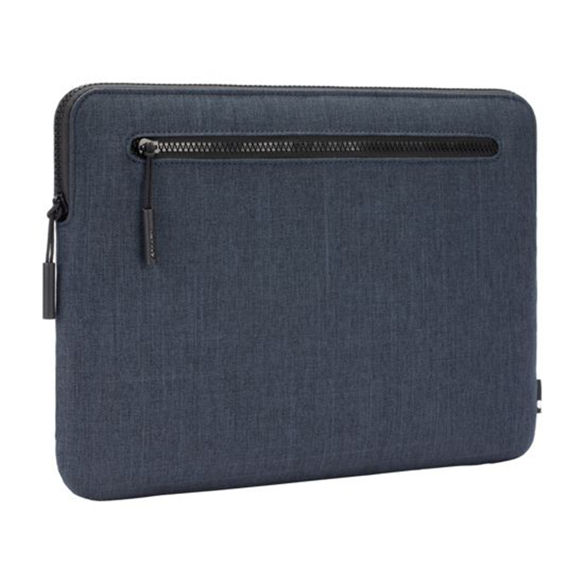 Una custodia per laptop blu navy con cerniera e tasca piccola.
