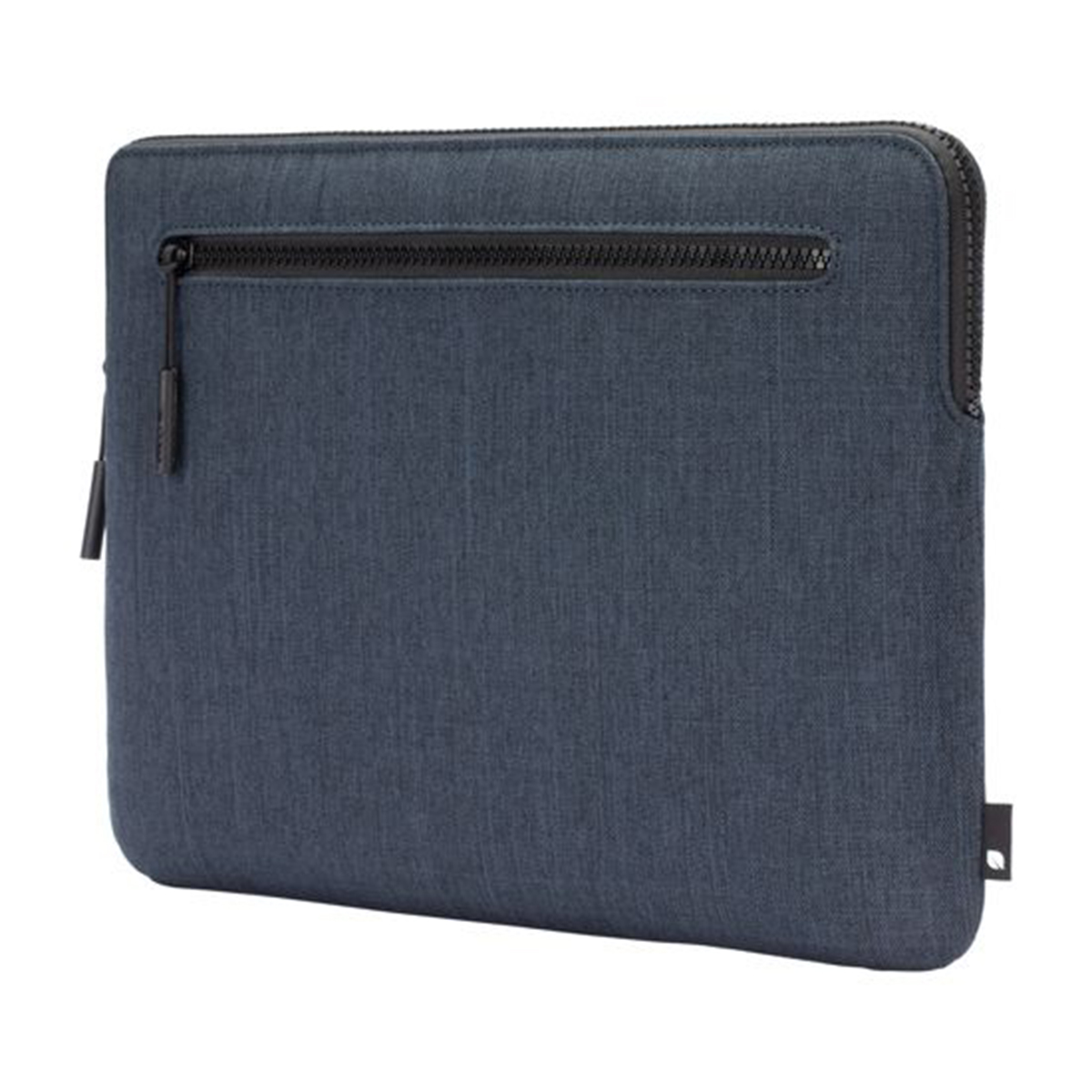 Una custodia blu per laptop con cerniera. Lo sfondo è di un colore bianco semplice.