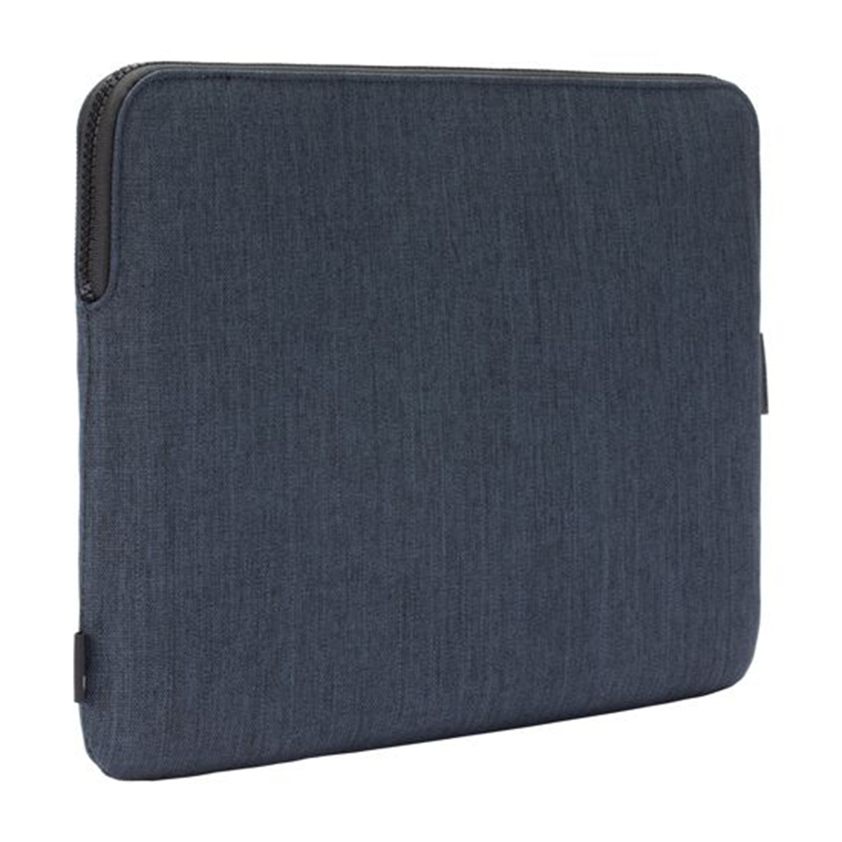 Una custodia per laptop blu scuro con cerniera, su sfondo bianco.