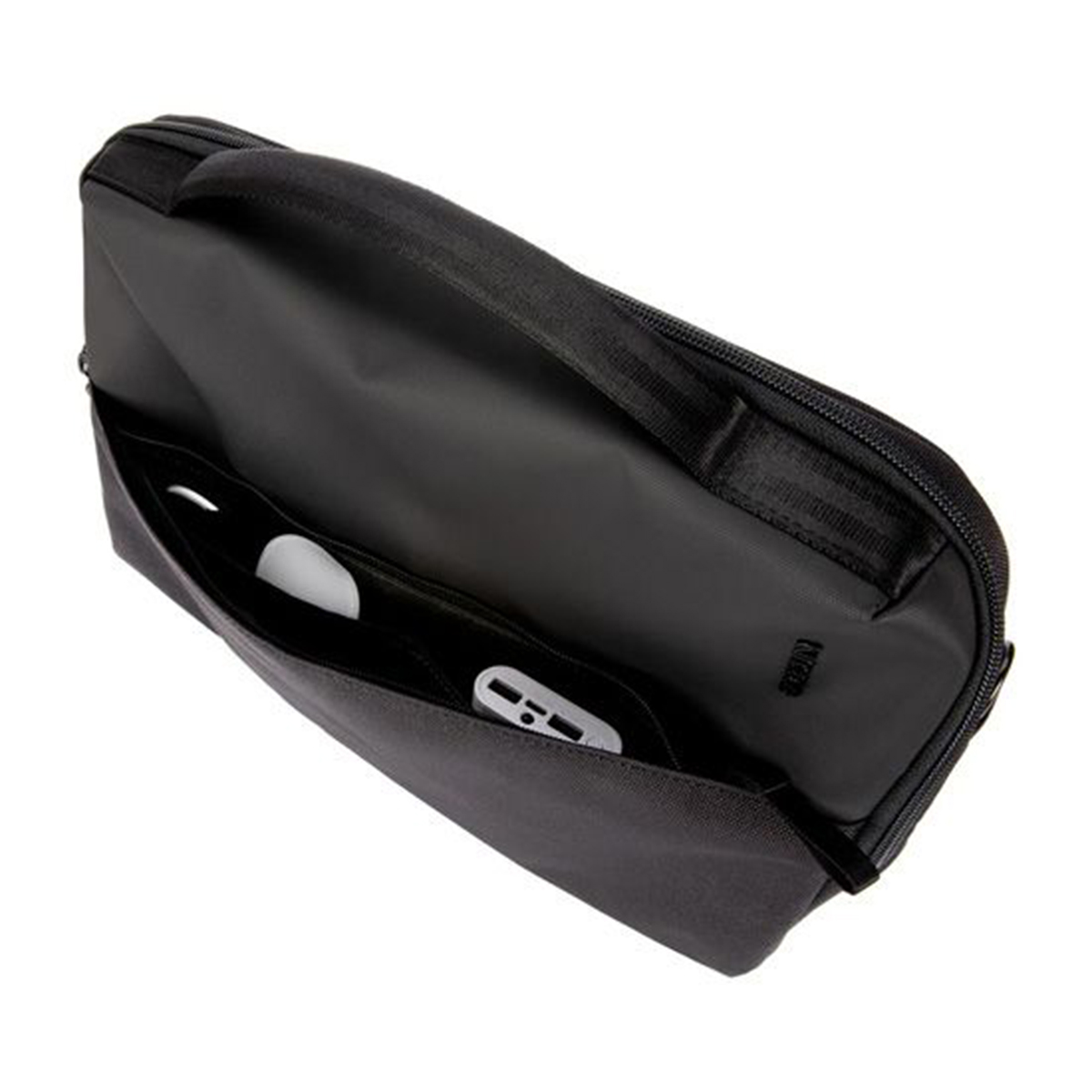 Bolsa para portátil negra con bolsillos abiertos. Contiene un ratón blanco, un estuche de carga blanco y un teléfono.