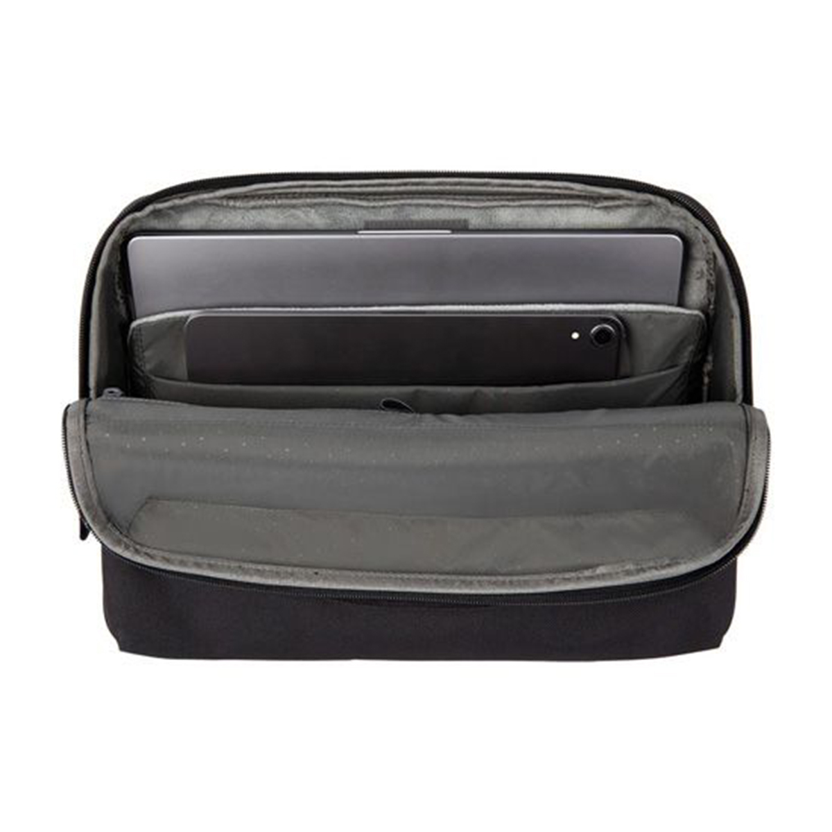 Mochila negra abierta con portátil y tableta dentro. Interior gris. Fondo oscuro.