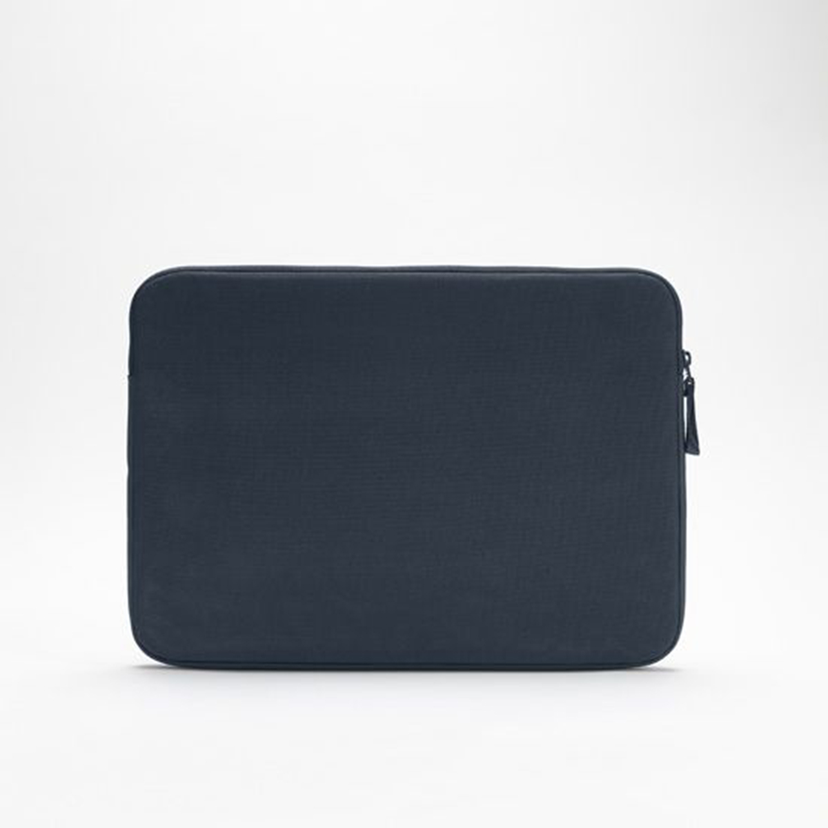 Custodia per laptop blu navy con cerniera. Sfondo semplice.