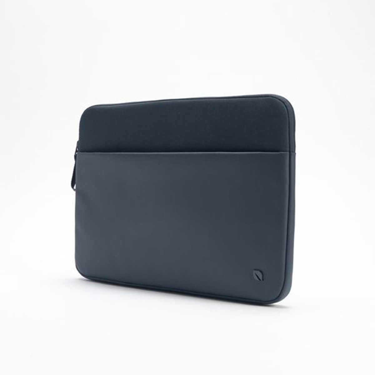 Una custodia per laptop blu navy con un piccolo logo a forma di foglia su sfondo bianco.