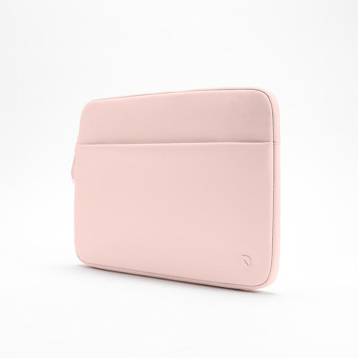 Funda rosa rectangular para portátil sobre una superficie blanca.