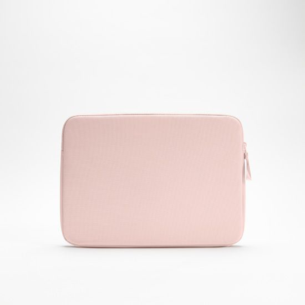Funda rosa para portátil sobre un fondo blanco.