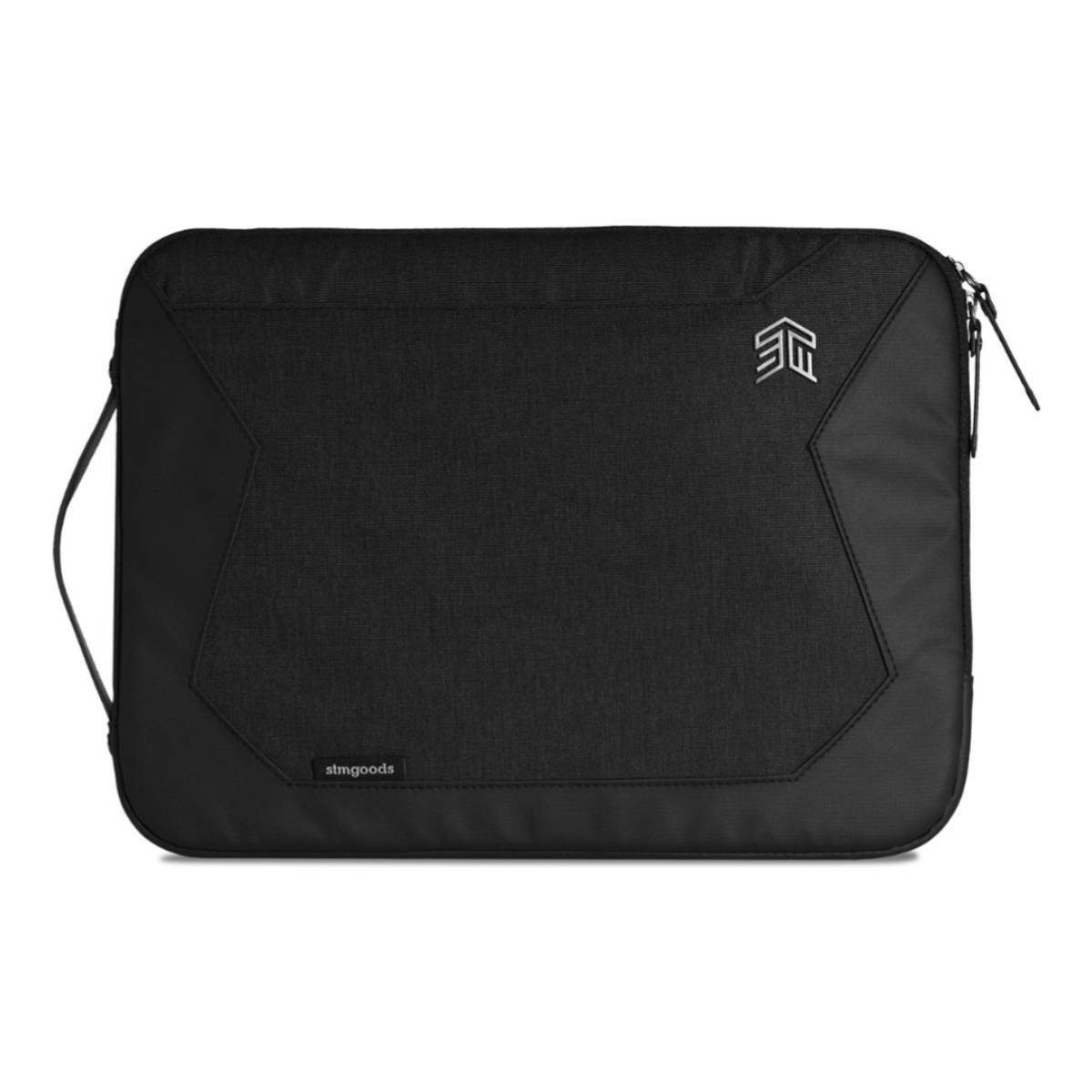 Eine schwarze stmgoods Laptop-Hülle. Sie hat einen Reißverschluss und ein Logo. Der Hintergrund ist weiß.