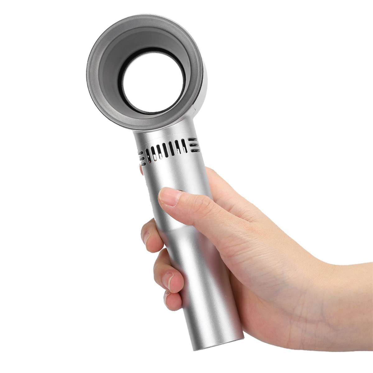Ein silberner, blattloser Ventilator, der von einer Hand gehalten wird, isoliert auf Weiß.