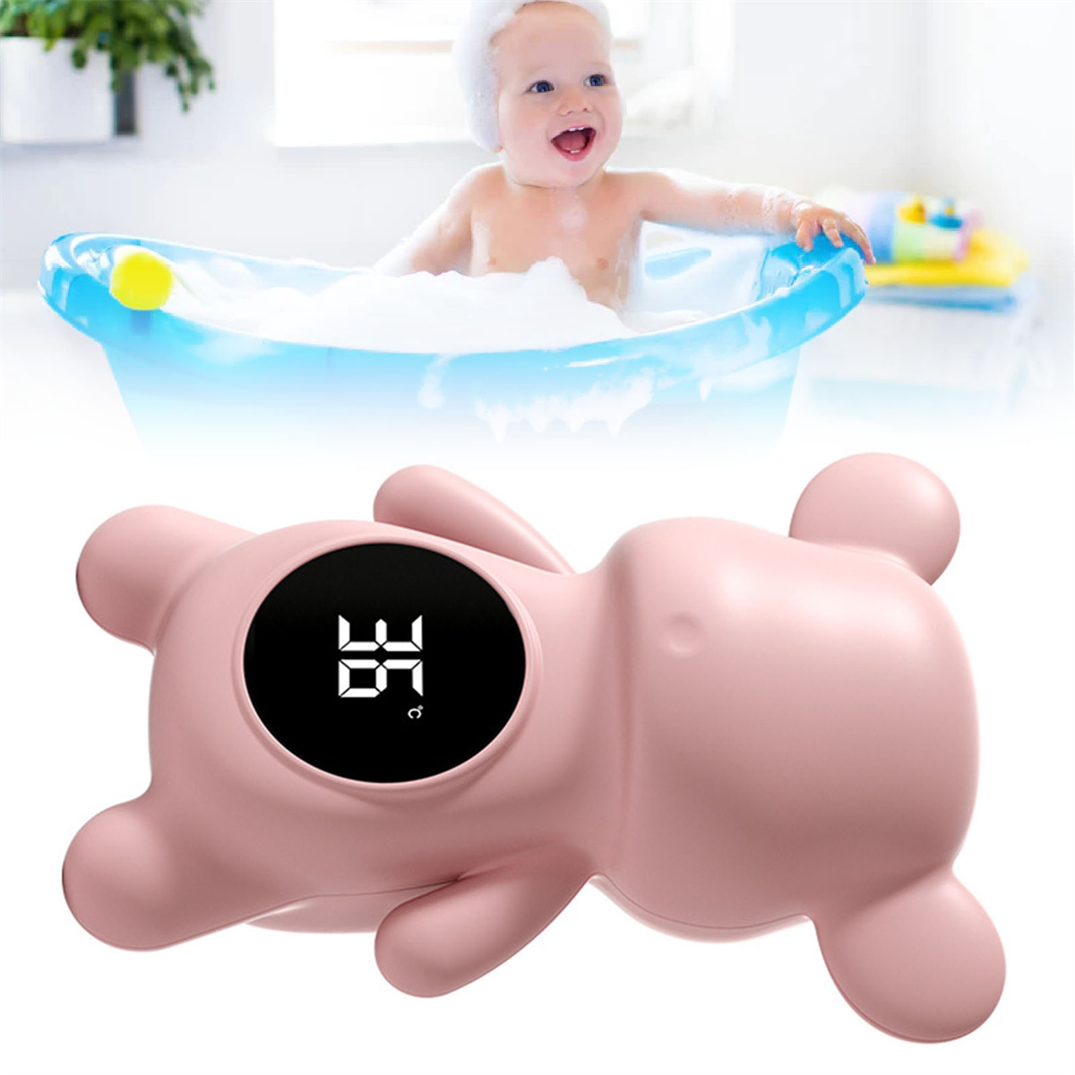 Baby in einer Badewanne mit einem rosa Thermometer-Spielzeug. Glücklich und lächelnd.
