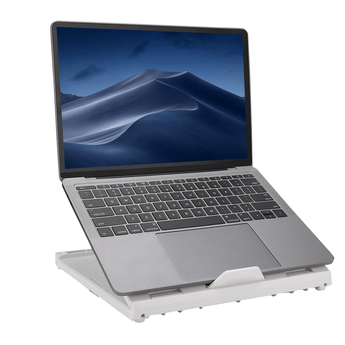 Laptop auf weißem Ständer, geöffnet mit Wüstenlandschaft auf dem Bildschirm.
