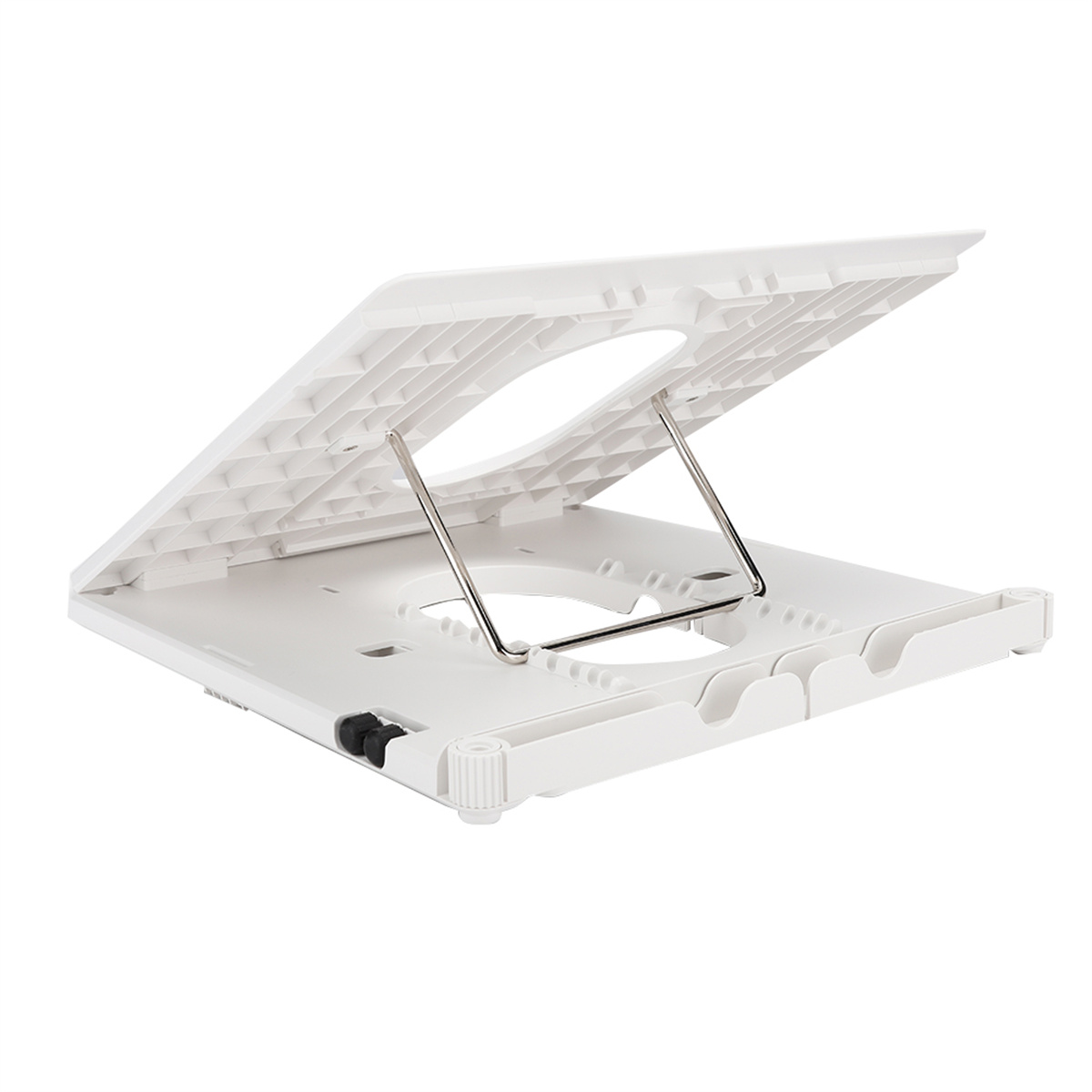Ein weißer Laptop-Ständer, offen, mit einem Netzmittelteil und einem silbernen Stützrahmen.
