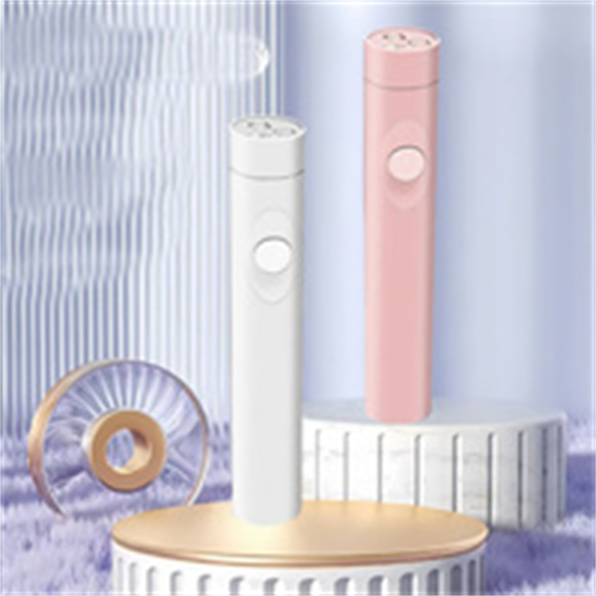 Zwei weiße und rosa Geräte, möglicherweise Beauty-Tools, auf einer kleinen Plattform. Die Geräte haben jeweils einen Knopf.