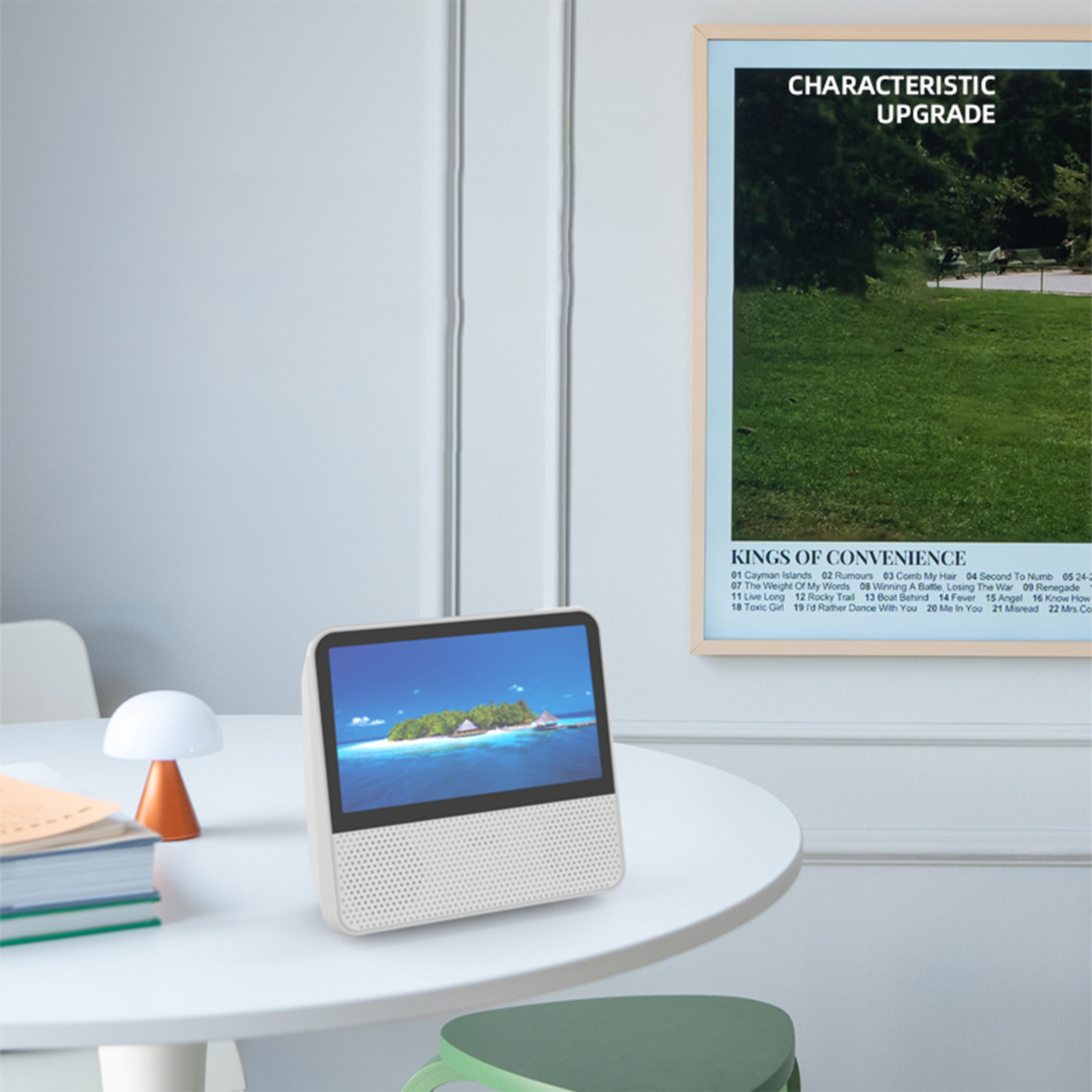 Weißes Smart-Display auf einem Tisch, Poster im Hintergrund. Weiße, grüne und blaue Töne.