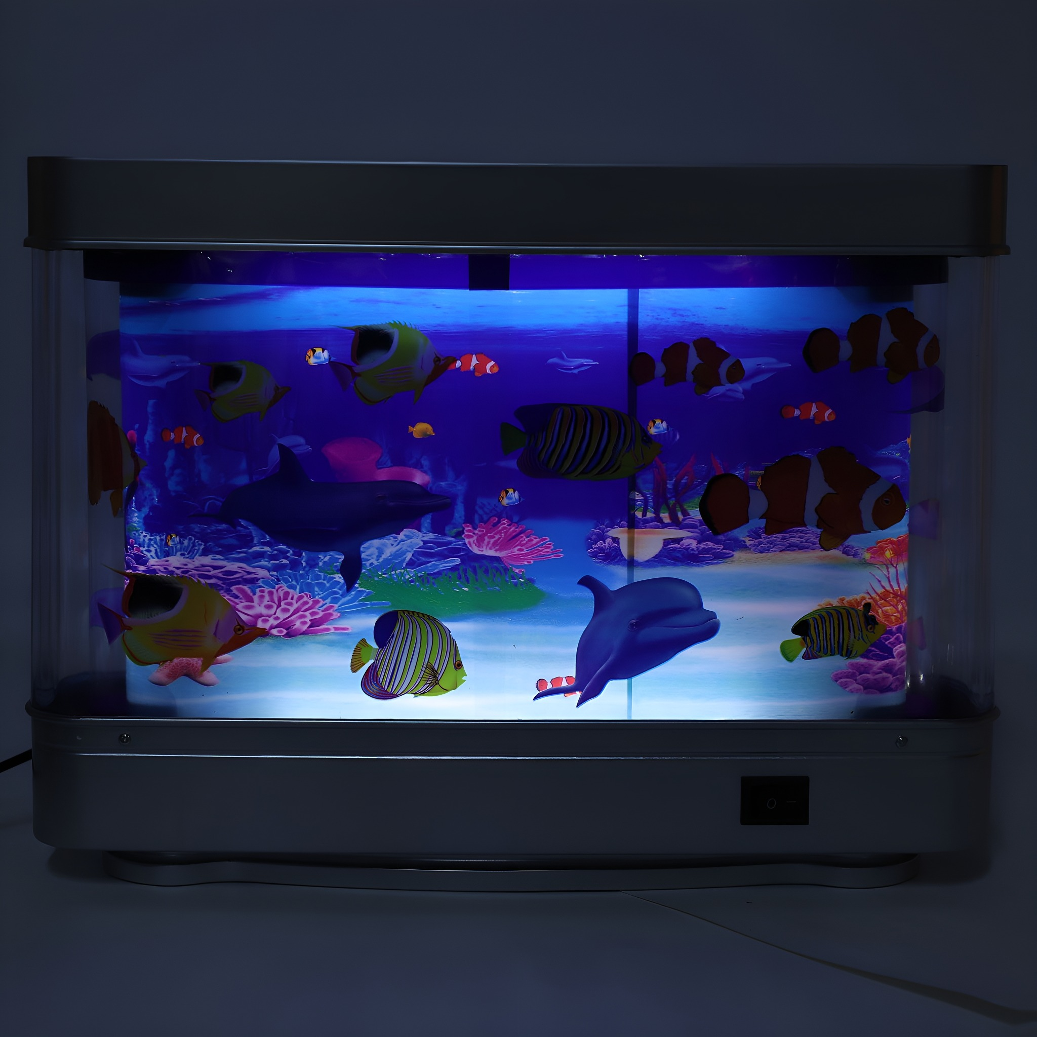 Aquarium mit Fischen. Ein Delfin und verschiedene bunte Fische schwimmen in einem blau beleuchteten Tank.