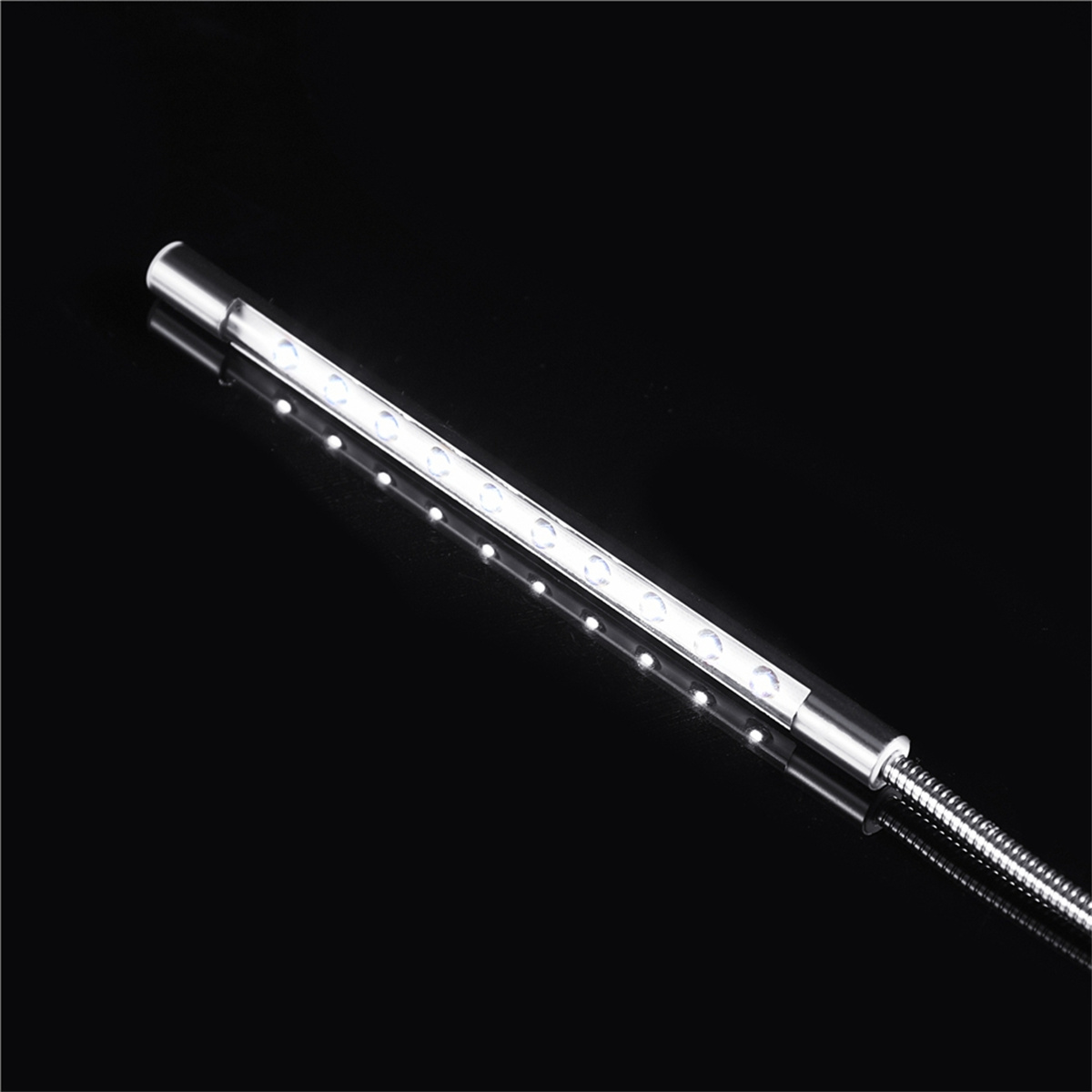 Ein silberner LED-Lichtstreifen auf schwarzem Hintergrund. Flexibler Arm.