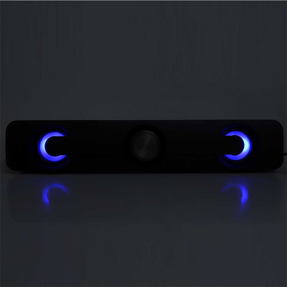 Schwarze Soundbar mit blauen Lichtakzenten. Die Soundbar hat ein abgerundetes Design und eine zentrale Steuerung.