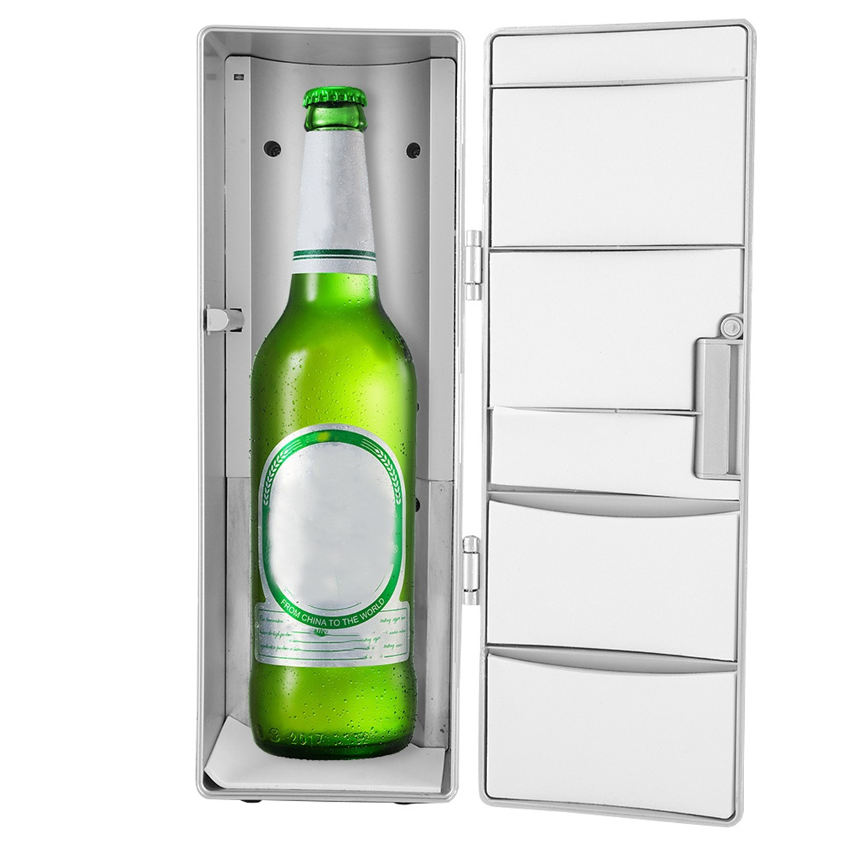 Grüne Bierflasche in einem weißen Mini-Kühlschrank. Die Kühlschranktür ist offen.