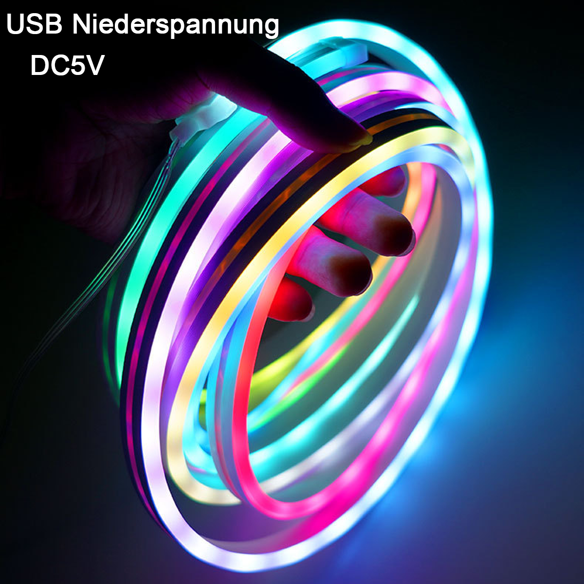 Eine Hand hält einen aufgerollten, mehrfarbigen LED-Streifen. Text: USB Niederspannung DC5V.