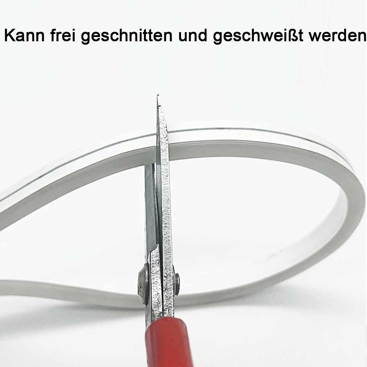 Schere schneidet einen weißen Materialstreifen. Deutscher Text: 'Kann frei geschnitten und geschweißt werden'.
