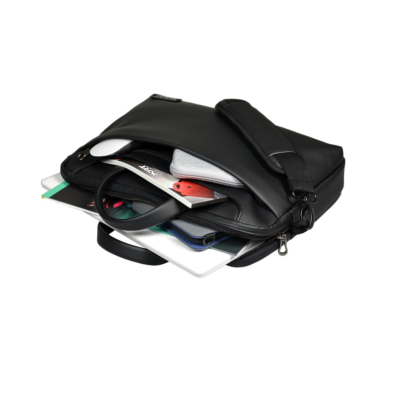 Schwarze Laptoptasche, offen, mit Laptop, Tablet, Maus und anderen Gegenständen. Weißer Hintergrund.