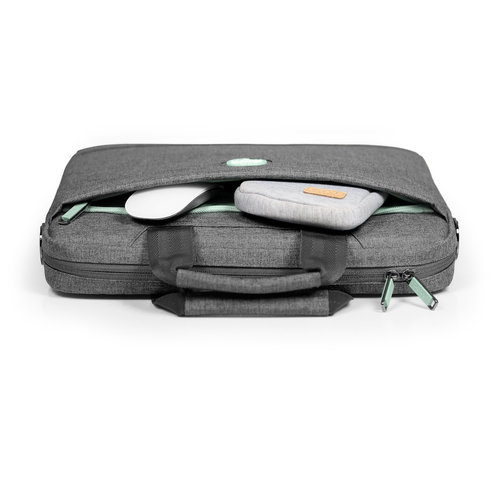 Graue Laptoptasche mit Maus und kleiner Tasche in der Vordertasche, auf weißem Hintergrund.