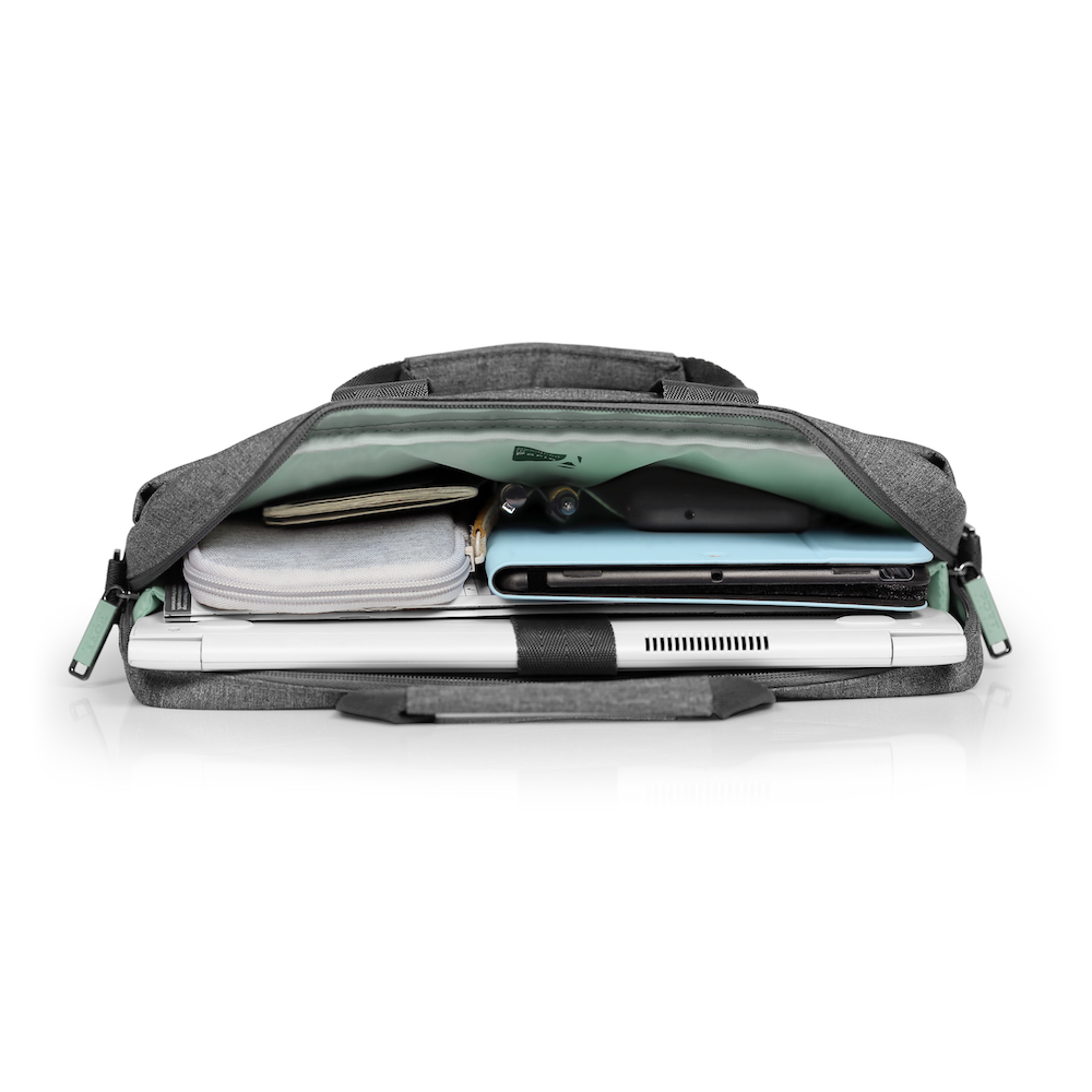 Geöffnete graue Laptoptasche mit Laptop, Tablet, Geldbörse, Stiften und anderen Gegenständen im Inneren.