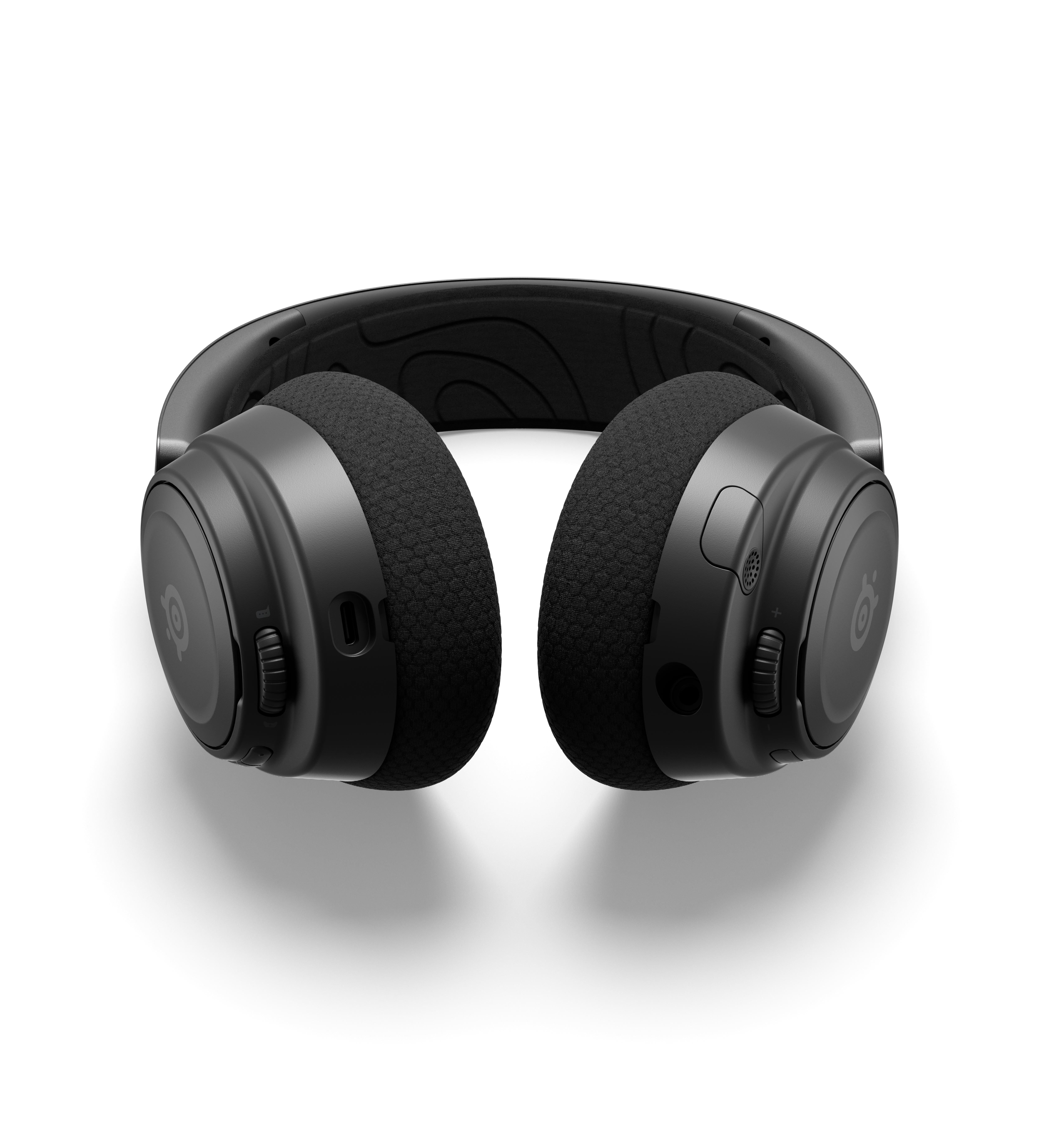 Schwarze Kopfhörer mit großen Ohrmuscheln und dem Logo "SteelSeries".