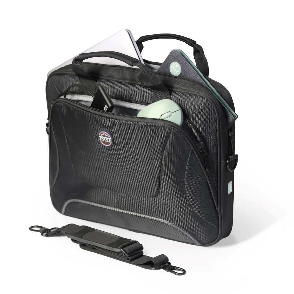 Borsa per laptop nera con oggetti all'interno e una tracolla. Sfondo bianco.