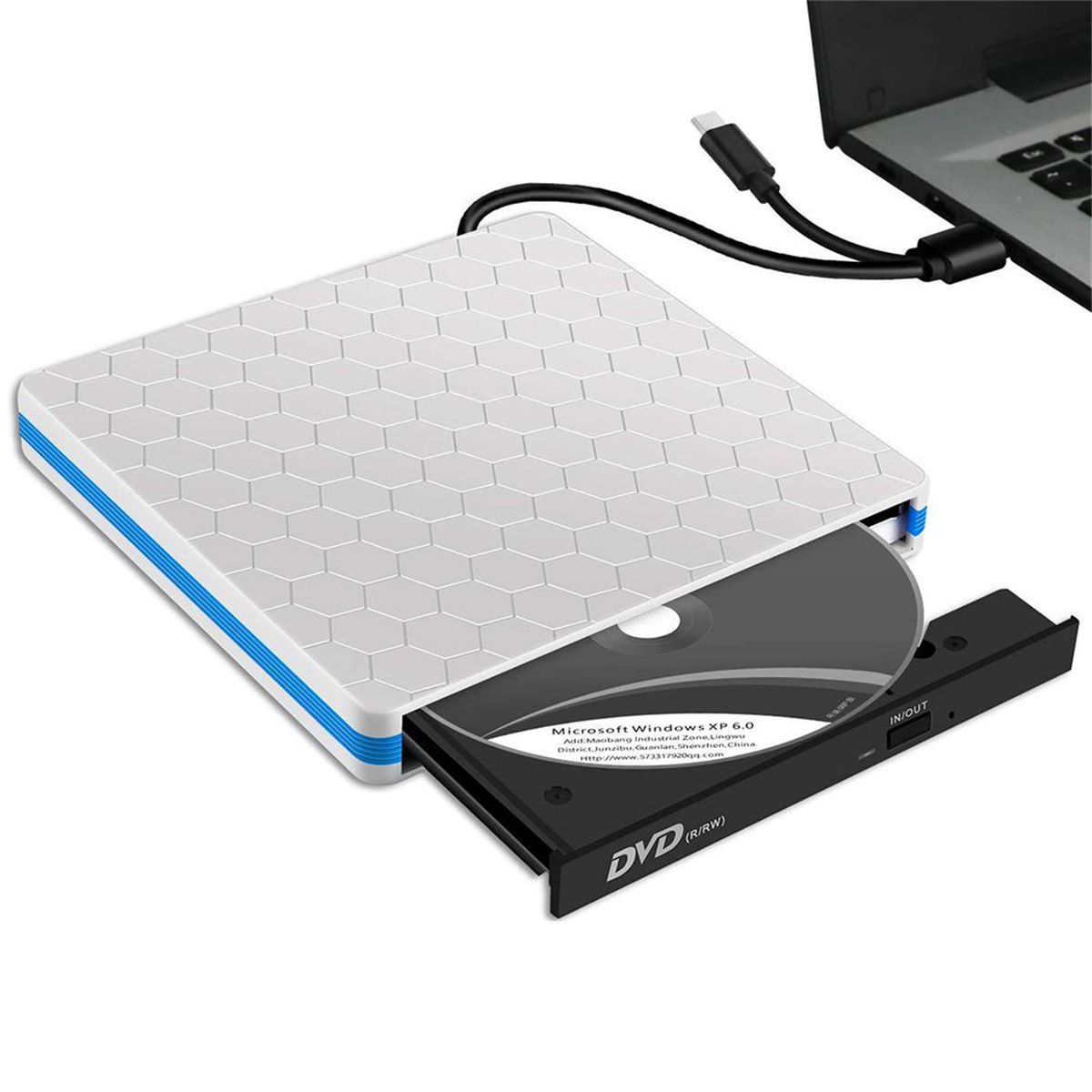 Externes DVD-Laufwerk mit eingelegter Disc, verbunden mit einem Laptop. Es hat ein weißes und blaues Design.