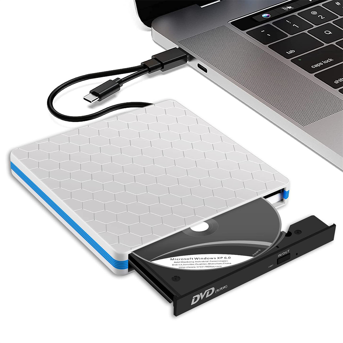 Ein Laptop, der mit einem externen DVD-Laufwerk verbunden ist, mit einer Disc darin. Das Laufwerk ist weiß.