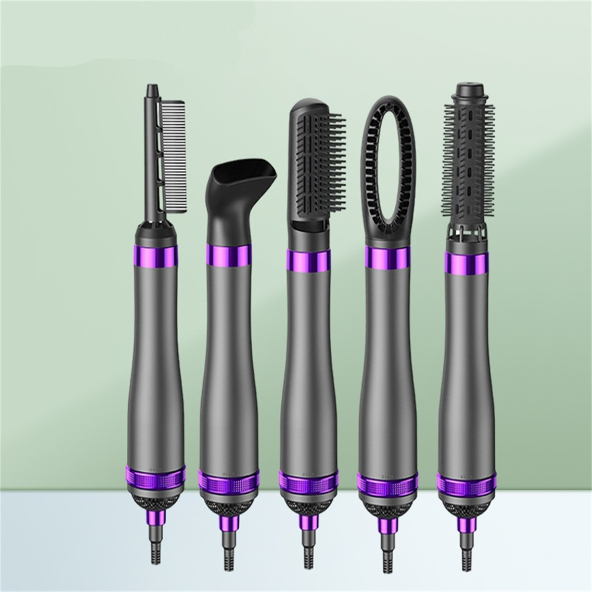 Fünf Haarstyling-Aufsätze in einer Reihe. Jeder hat einen anderen Bürsten- oder Kammkopf.