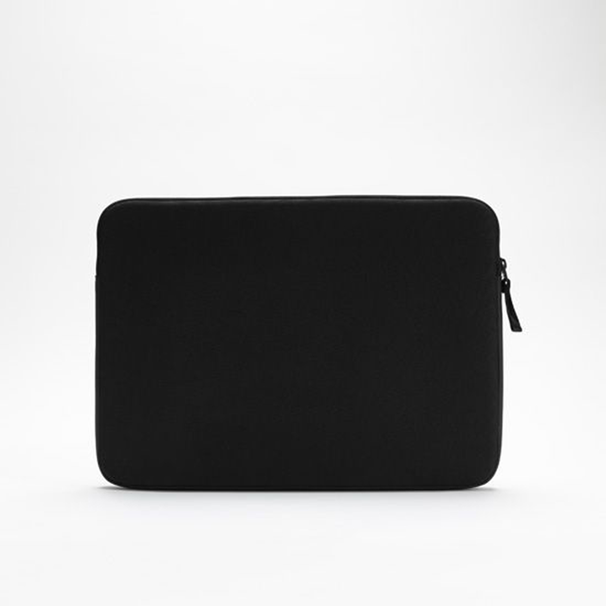 Una custodia o custodia per laptop nera, chiusa con cerniera, su sfondo bianco.