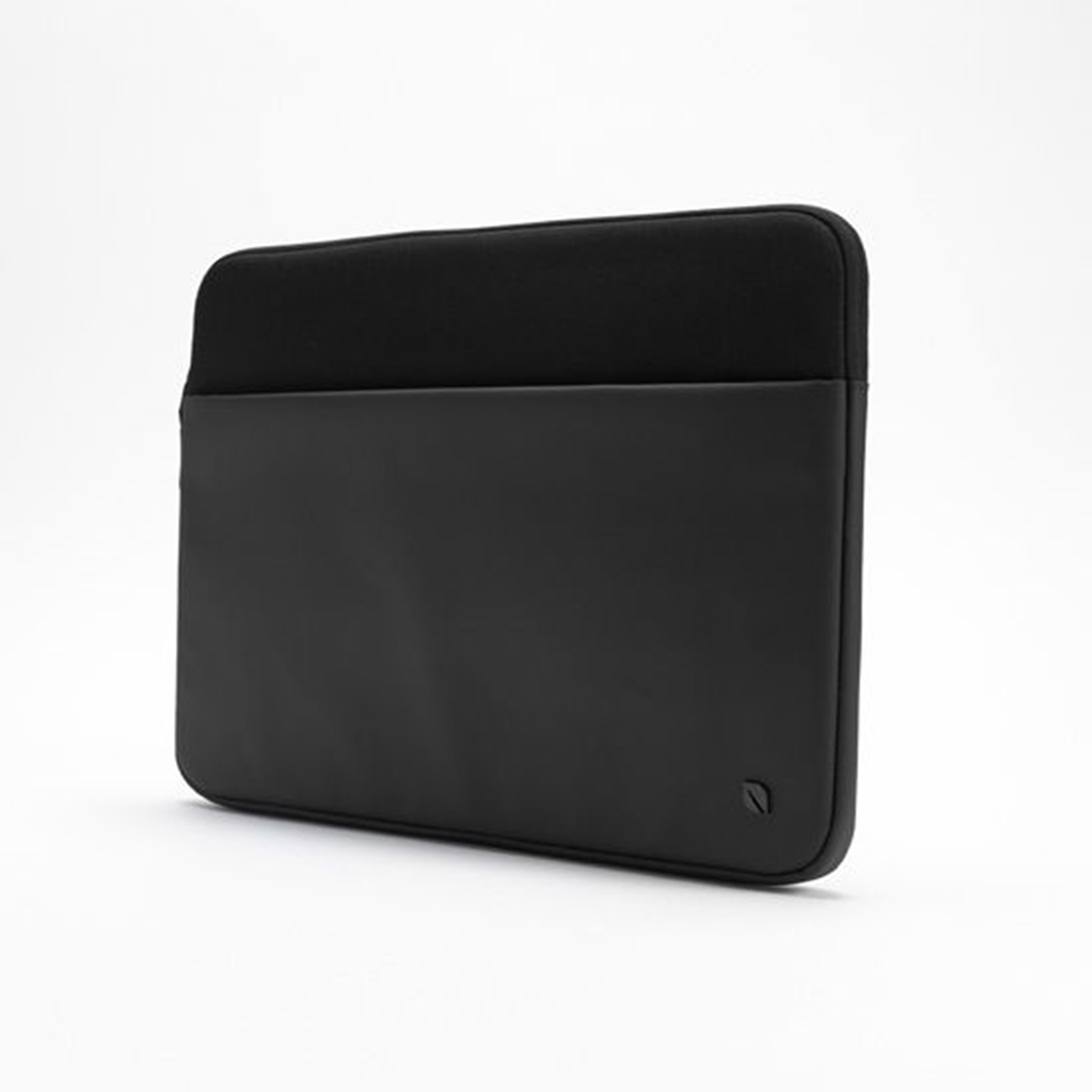 Custodia nera per laptop, con parte superiore nera, su sfondo bianco.