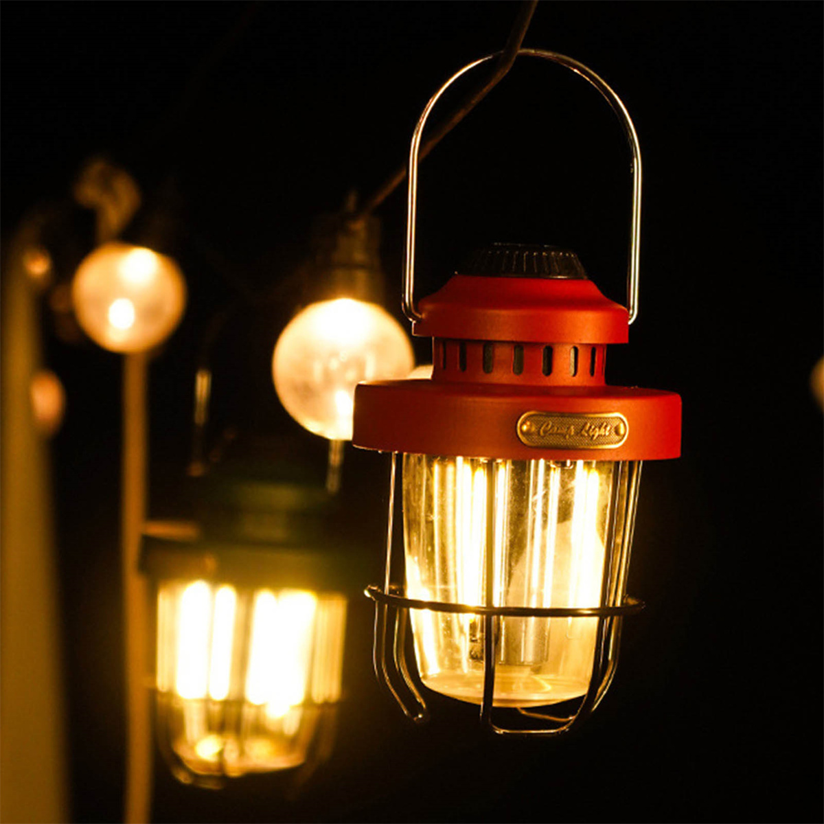Hängelaternen mit warmem, einladendem Licht. Einige sind im Fokus, andere im Hintergrund unscharf.