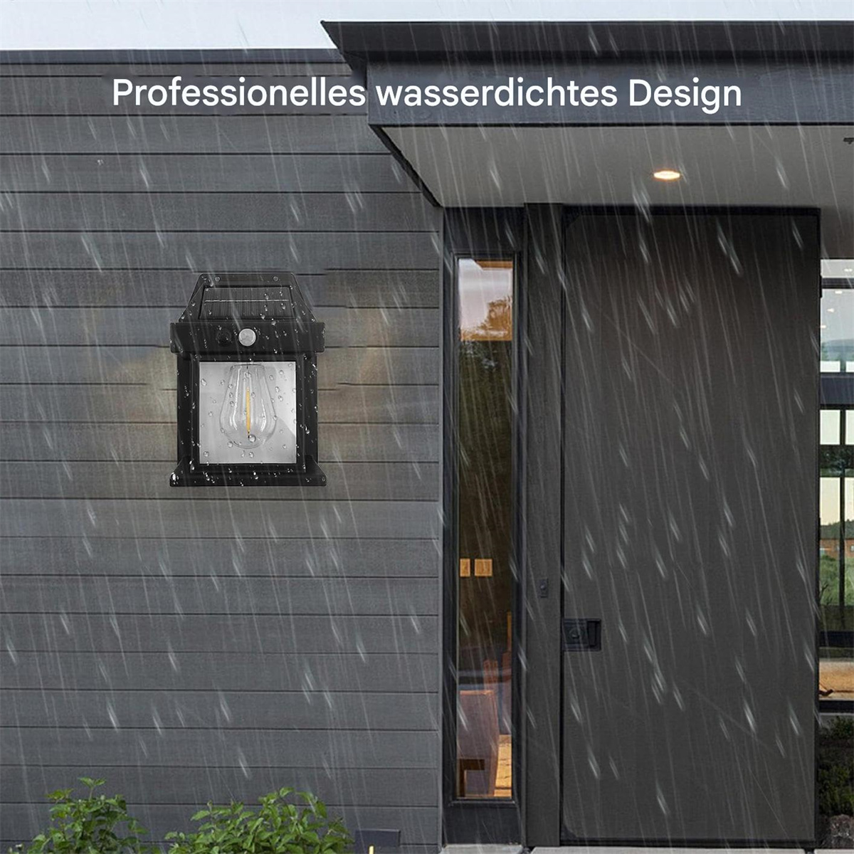 Schwarze Außenlampe an einer grauen Wand, mit Regen-Effekt. Die Lampe hat eine Glühbirne im Inneren.