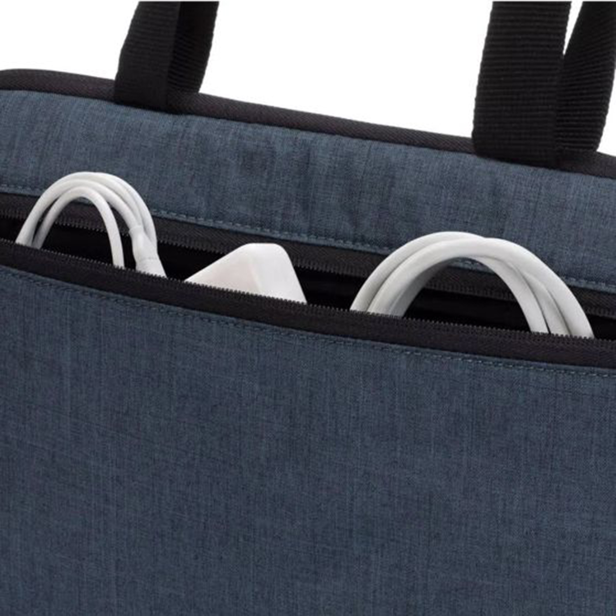 Una borsa per laptop blu con cerniera. Cavi bianchi e un caricabatterie bianco sono visibili.