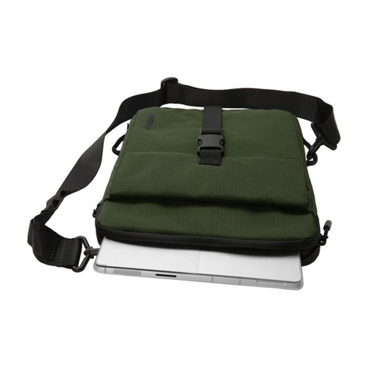 Borsa a tracolla verde scuro con un laptop all'interno. Cinturino e fibbia neri.