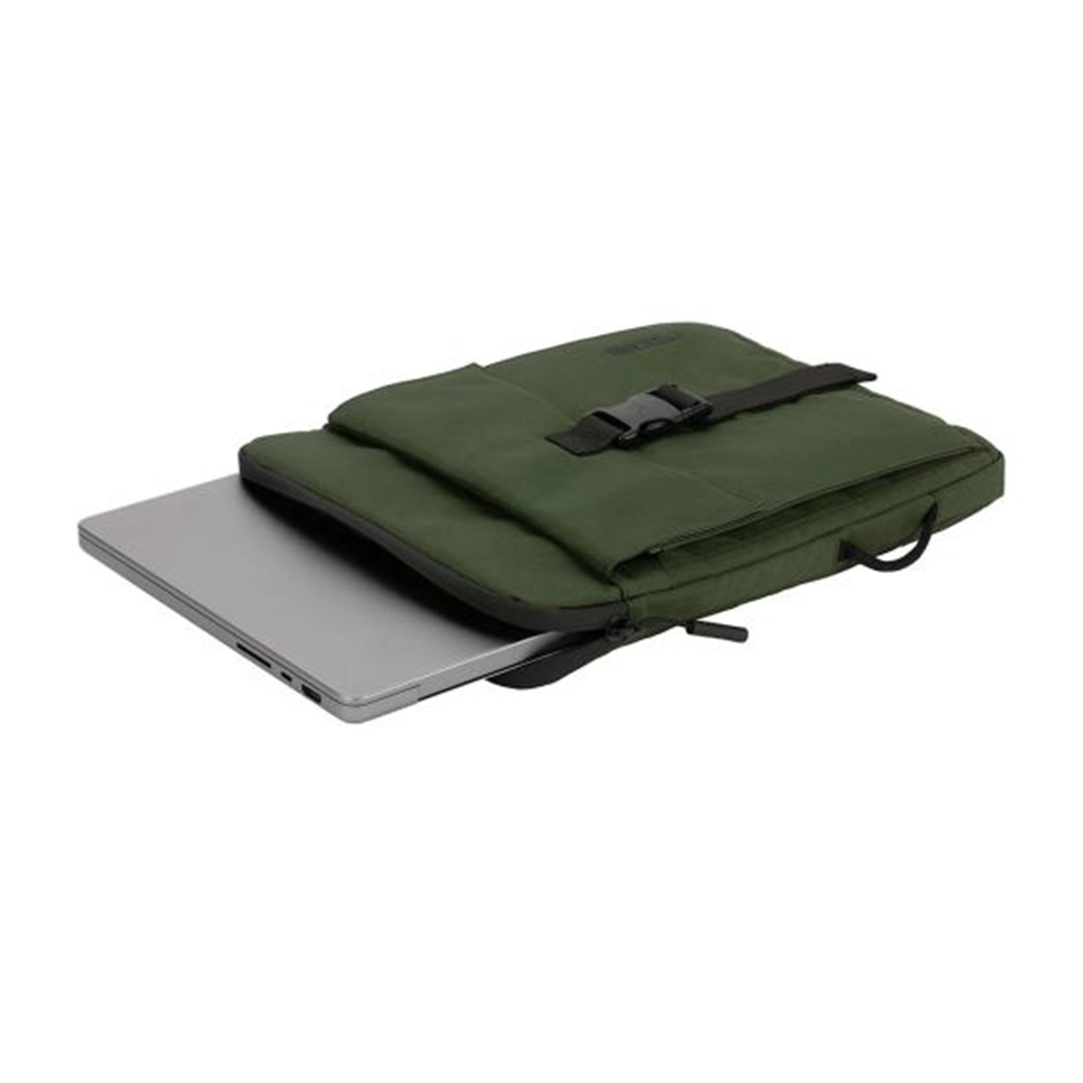 Borsa verde per laptop con laptop all'interno. Chiusura con fibbia nera in alto. Sfondo bianco.