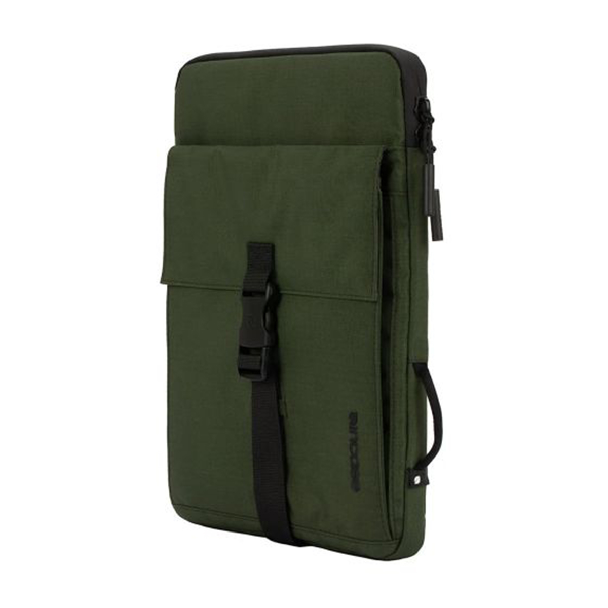 Custodia verde per laptop con cinturino e fibbia neri. Cerniera e maniglia nere. Sfondo bianco.